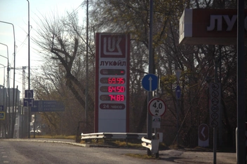 И актуальная цена на заправках «Лукойл». Цена 95-го осталась той же. 92-й вырос на 50 копеек, дизель прибавил чуть менее 40 копеек | Источник: Павел Красоткин / 72.RU 