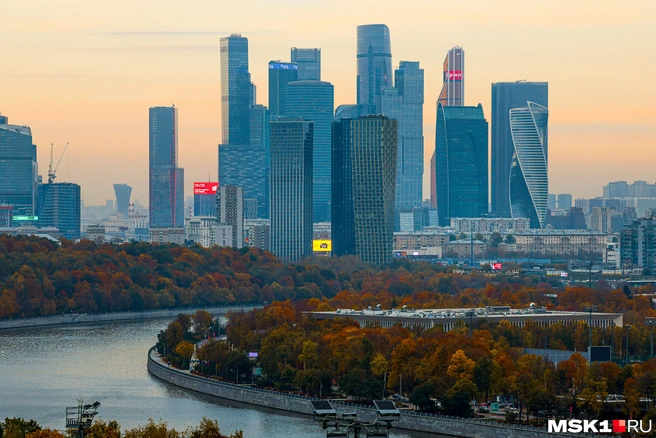 С Воробьевых гор открывается лучший вид на московскую осень | Источник: Артем Устюжанин / MSK1.RU