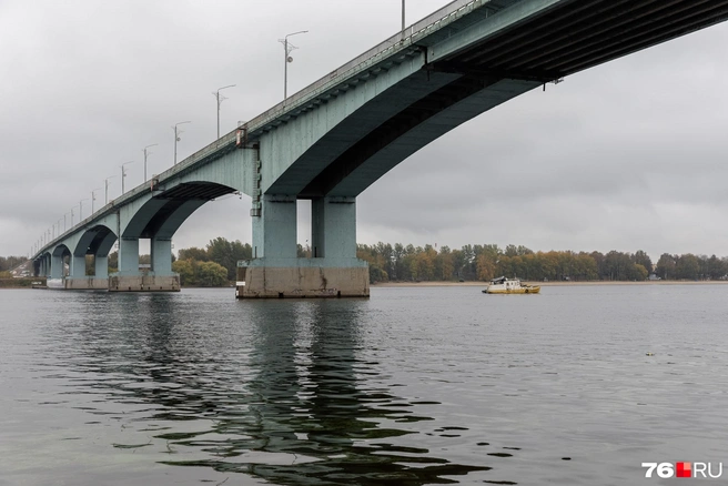 У Октябрьского моста можно спуститься прямо к воде | Источник: Александр Куренной / 76.RU