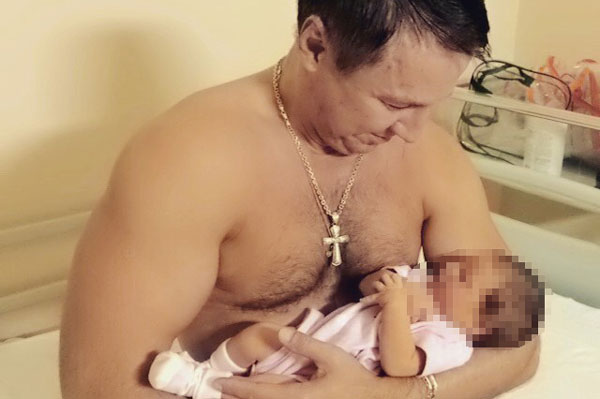 «Я всей душой полюбил эту чудесную девочку, а она, похоже, пока ко мне присматривается!», - гласит надпись под фото Алексея Дайнеко с новорожденной дочкой на руках.