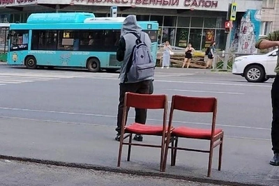 Жители Архангельска сами ставят стулья на остановках