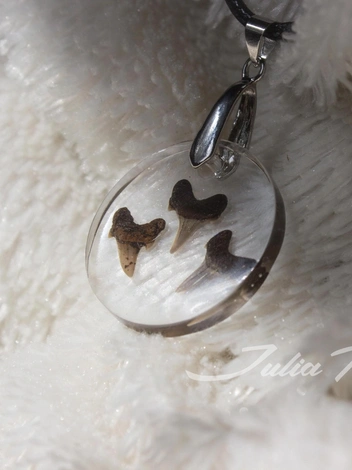 Иногда она заливает их эпоксидной смолой | Источник: Юлия Тузова / Vk.com