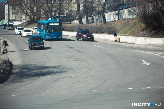 Центральная полоса на спуске к Глазковскому мосту сильно изношена | Источник: Даниил Конин / «ИрСити»