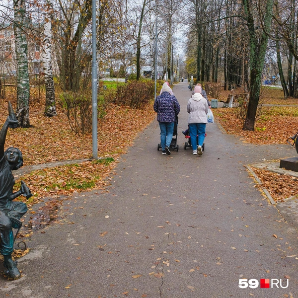 Можно подсесть на скамейке к мальчику с ракетой около ядра Барона Мюнхаузена | Источник: Тимофей Калмаков / 59.RU
