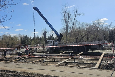 В Кургане у ЦПКиО забивают сваи для нового парка