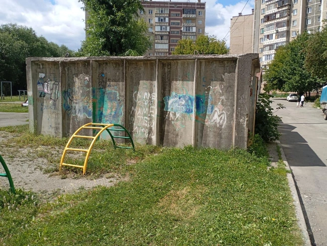 В этом дворе на Северо-Западе живет около 600 семей — пока что их детям приходится расти в спартанских условиях | Источник: пресс-служба «Команды Мительмана»