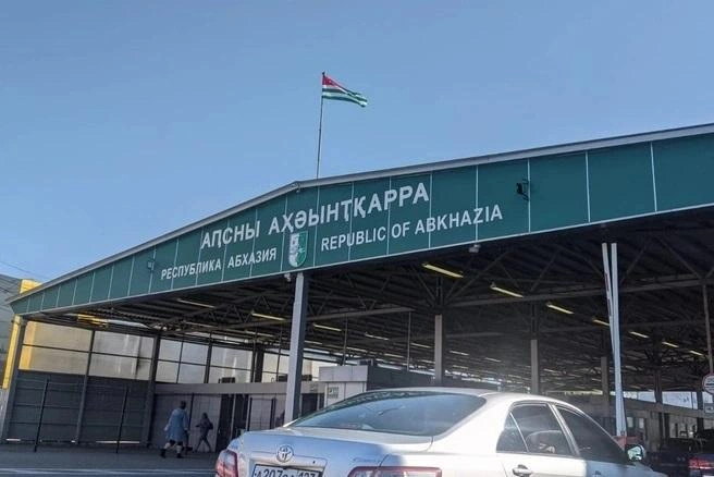 Летом на границе традиционные очереди: утром на выезд из Сочи, вечером — на въезд | Источник: Оксана Витязь