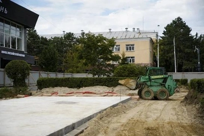 В новом сквере Благовещенска начали укладывать дорожки