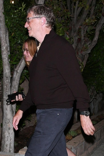 Растолстел и зарос: как выглядит Билл Гейтс на прогулке с дочерью