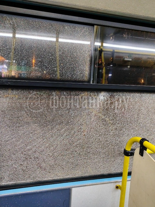 «Женщину осыпало осколками»: на Большой Пороховской поездка в автобусе закончилась разбитым стеклом | Источник: читатель «Фонтанки»