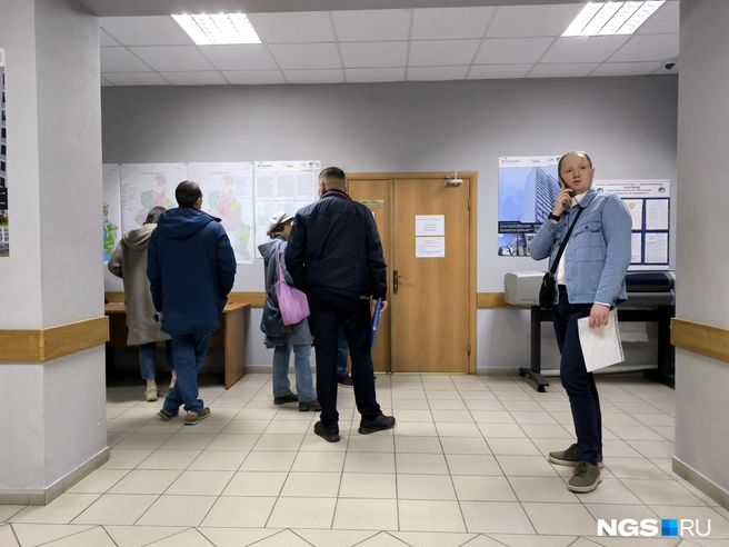 Утром у кабинета стояли в очереди порядка десяти человек | Источник: Андрей Бортко / NGS.RU