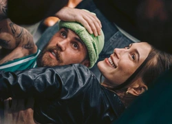 «Живем одним днем»: Хейли Бибер откровенно рассказала о проблемах в браке с Джастином