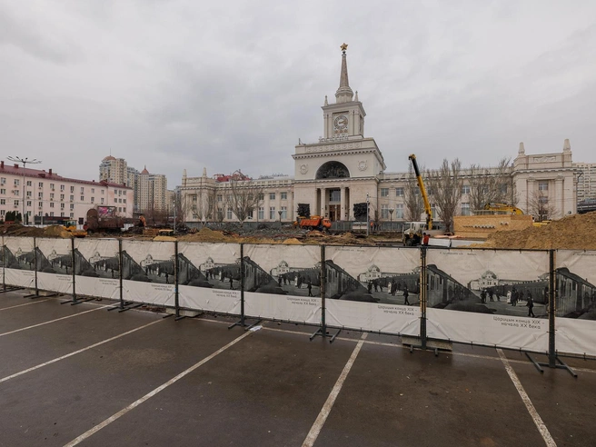 Волгоградцев и гостей города на вокзале встречает строительная площадка. | Источник: Алексей Волхонский / V1.RU