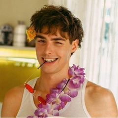 Потерял отца в 3 года и мечтал стать гонщиком: 5 фактов о звезде фильма «Сводишь с ума» Юрие Насонове