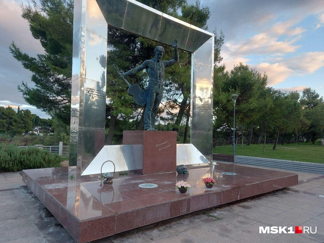 Высоцкий в образе Гамлета, которого когда-то сыграл | Источник: Анна Голубницкая / MSK1.RU