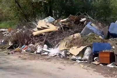 Свалка у школы и креста жертвам теракта в Волгограде