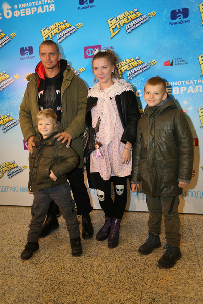 Владимир Епифанцев и Анастасия Веденская с детьми 