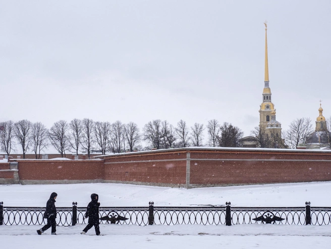 Посадка гражданских вертолетов в Петропавловской крепости будет запрещена с 22 июня по 31 декабря 2026 года, за исключением авиации экстренных служб и гособоронзаказа. | Источник: Михаил Огнев / FONTANKA.RU