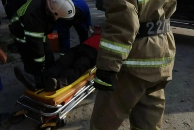 В Долинске спасатели достали пострадавшего из перевернутого авто