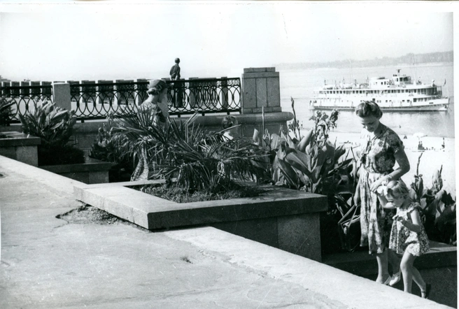 Этой девочке с бантом на макушке должно быть уже за 70 лет. А теплоходу&nbsp;— и того больше! | Источник: фотофонд Самарского областного государственного архива социально-политической истории