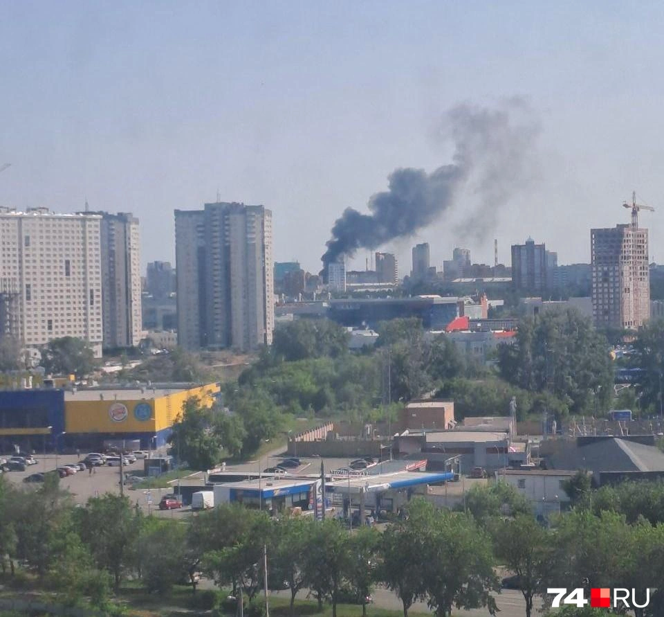 Пожар видно из разных частей города | Источник: читатель 74.RU