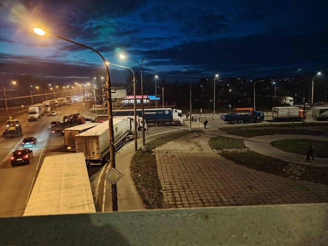 У железнодорожного моста много фур | Источник: Жесть Архангельской области / t.me