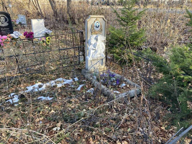 Могила уже давно заброшена, однако ангел на ней продолжает бросаться в глаза | Источник: Ирина Господаренко / NGS22.RU