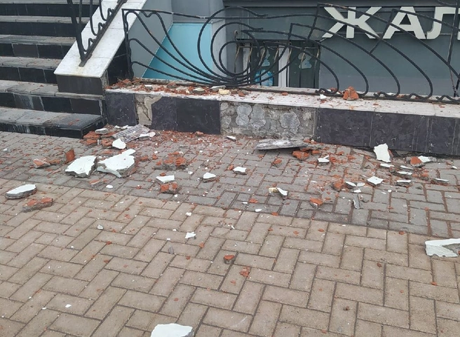 Со здания в центре Рязани на тротуар обрушилась штукатурка | ya62.ru