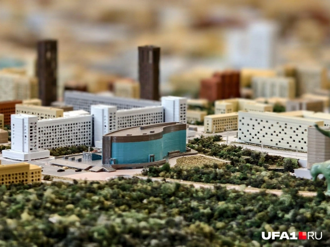 Позади&nbsp;— корпуса УУНиТ | Источник: Булат Салихов / UFA1.RU