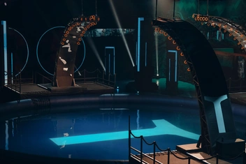 В первом испытании участники должны были собрать кольца на скалодроме и не упасть в воду | Источник: телеканал ТНТ