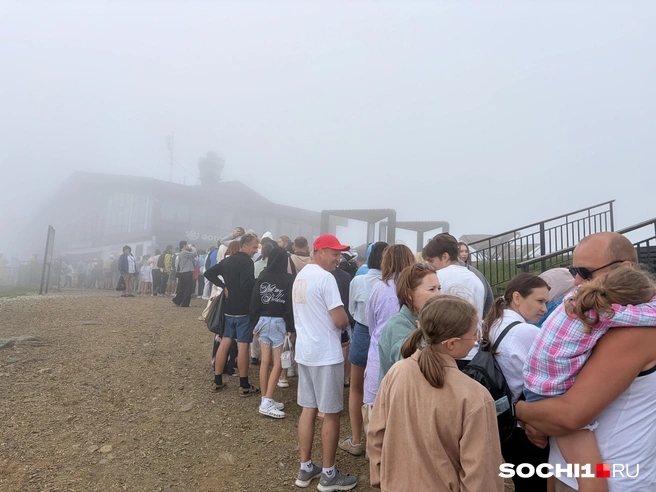 Очередь на подъемник, чтобы спуститься | Источник: Анна Грицевич / SOCHI1.RU