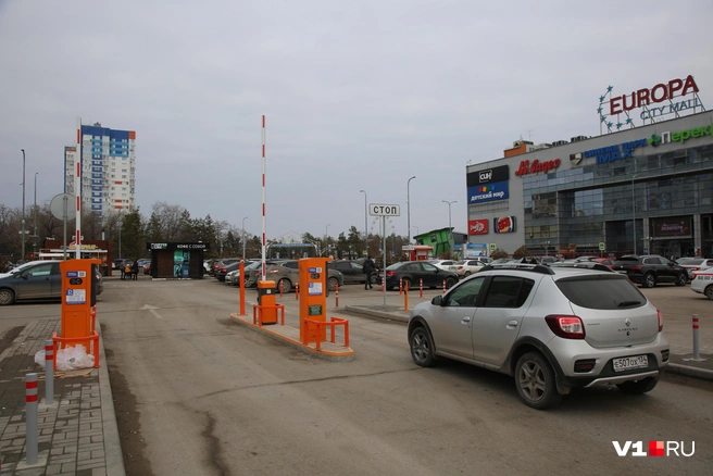 Автомобилисты подъезжают к шлагбауму и, подумав, разворачиваются прочь | Источник: Константин Завриков / V1.RU