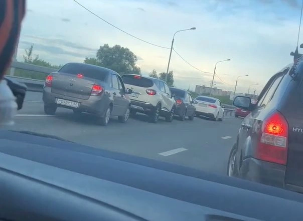 Видео: стоящие в пробке рязанские водители расступаются, чтобы пропустить «скорую» | ya62.ru