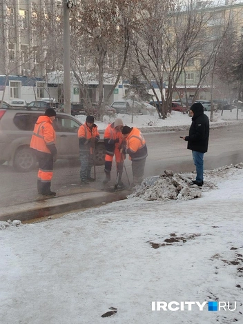 Дорожники, судя по всему, прочистили ливневку | Источник: Зоя Кузнецова / IRCITY.RU