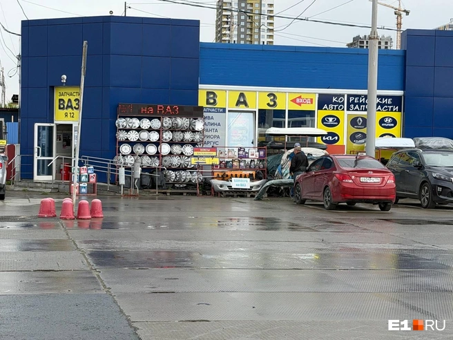 Автомобильный магазин в ожидании покупателей | Источник: Алиса Андреева / E1.RU