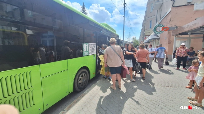 На остановках столпотворение из-за меньшего числа автобусов на маршрутах | Источник: Александр Лисихин / 45.RU 