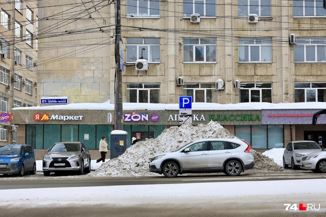Они занимают места на парковке, с которыми в центре и так проблема | Источник: Михаил Шилкин 