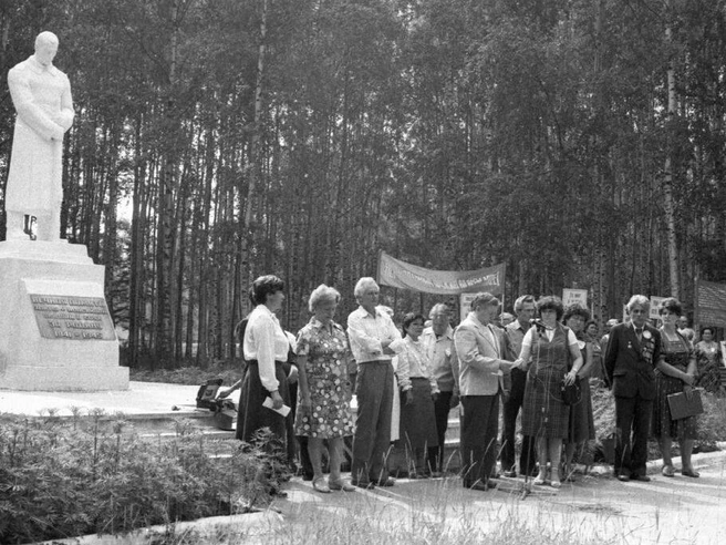 Парк Победы тоже пережил большие изменения. В 1984 году здесь находился памятник воинам-землякам, погибшим в годы ВОВ, а сейчас на этом месте вырос большой ансамбль из гранита и мрамора с бронзовой скульптурой, которая символизирует плачущую мать и сына | Источник: pastvu.com