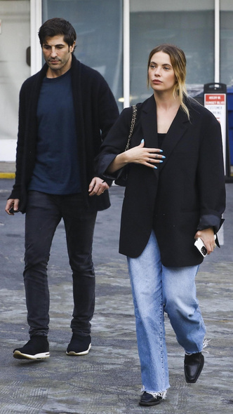 Эшли Бенсон выглядит безупречно в пиджаке и джинсах — это самая модная комбинация