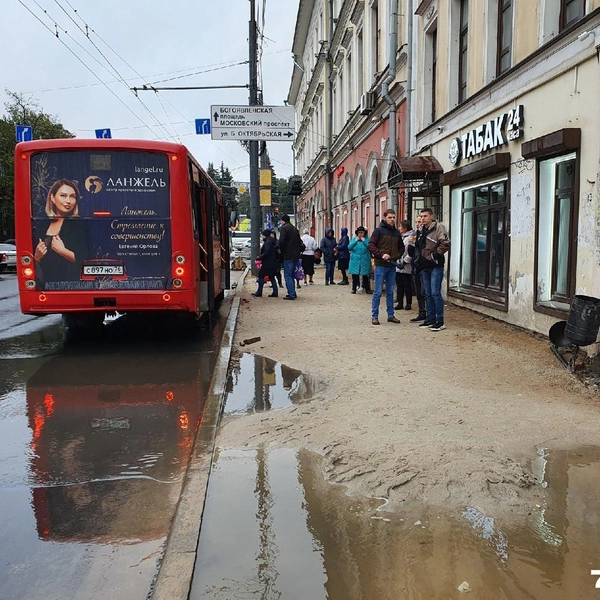 Пройти по пешеходной зоне на Комсомольской ярославцам удавалось с трудом | Источник: Александра Мамонтова / 76.RU