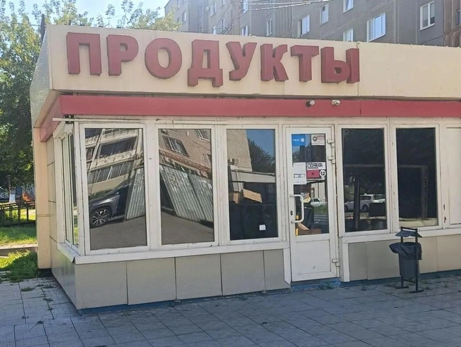 Днем киоск закрыт затемненными стеклами | Источник: читатель 74.RU