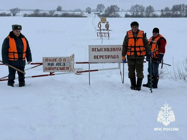 Через Оку можно переправиться по льду | Источник: Соцсети рязанского управления МЧС
