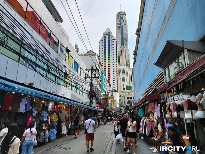 Башня Байок Скай, а вокруг что-то вроде нашей шанхайки | Источник: Алина Ринчино / «ИрСити»