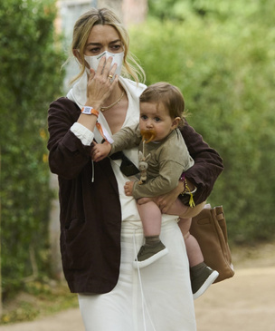 Совершенная льняная двойка из Zara: что носит самая богатая женщина Испании на прогулке