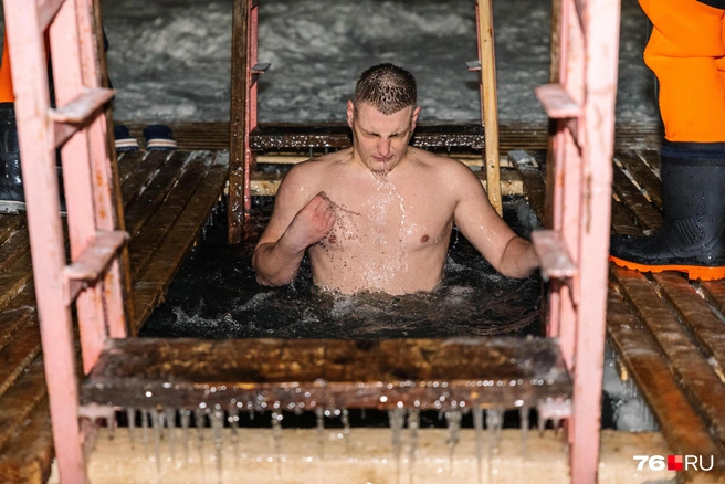 Температура воды, по данным спасателей, составляла всего +1 градус | Источник: Артем Бауман / 76.RU