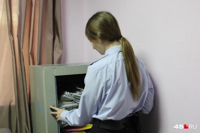 Сейф используют для хранения документов. Улики и вещдоки в кабинете хранить нельзя | Источник: Александр Лисихин /45.ru