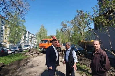Подрядчик благоустраивает двор на Орджоникидзе, 59