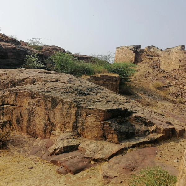 Он находится у подножия двух скалистых холмов из песчаника, между холмами расположено священное озеро Агастия | Источник: личный архив Ильи Морозова