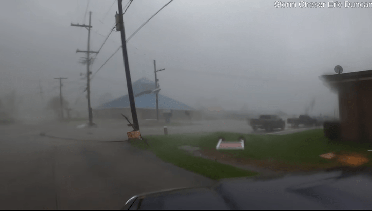 Американец проехал на машине через ураган «Ида» (видео прилагается)