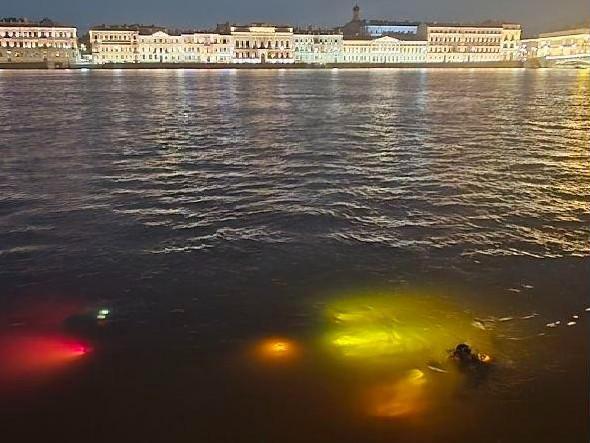 В Петербурге фридайвер достал документы из утонувшей машины